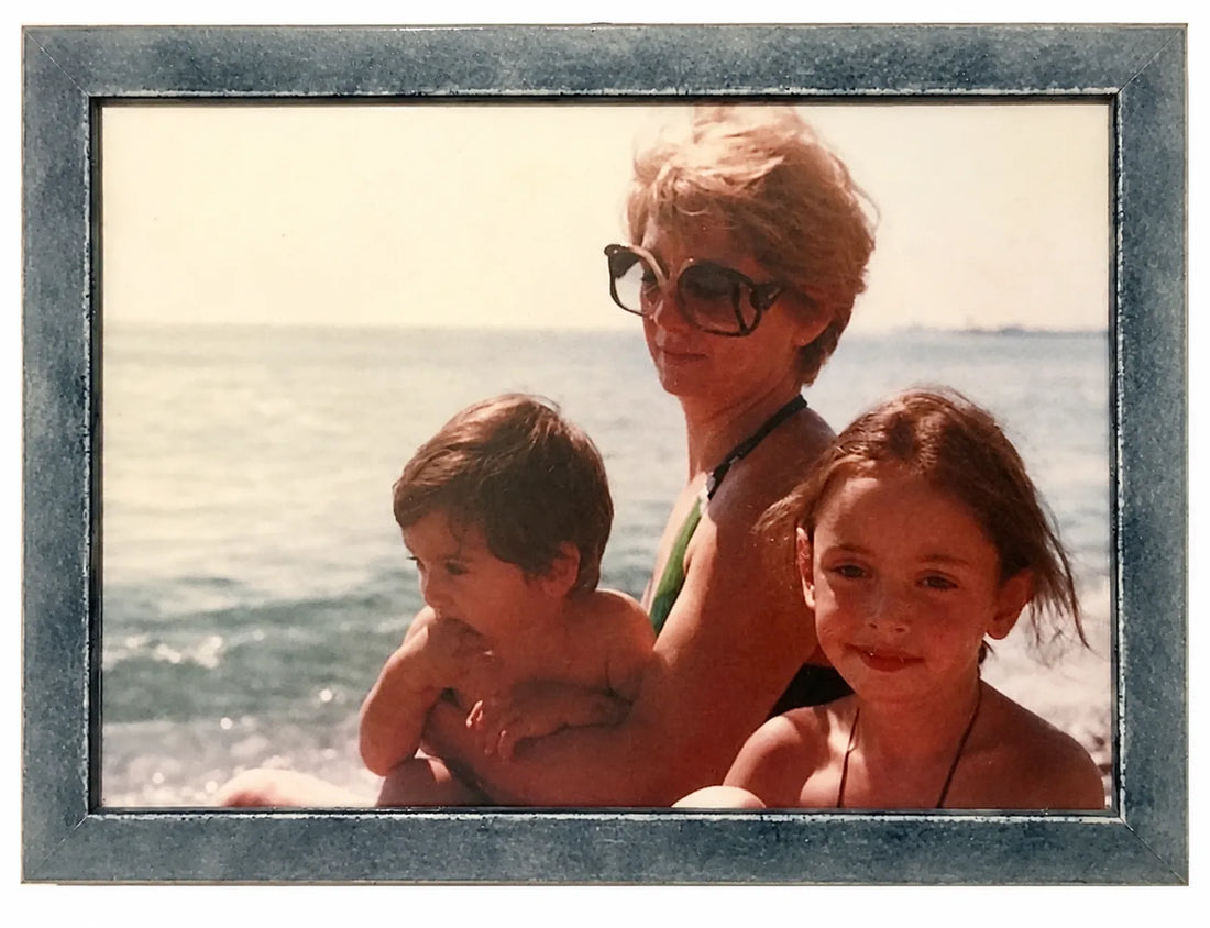 Giovanna with her mother and brother at the beach